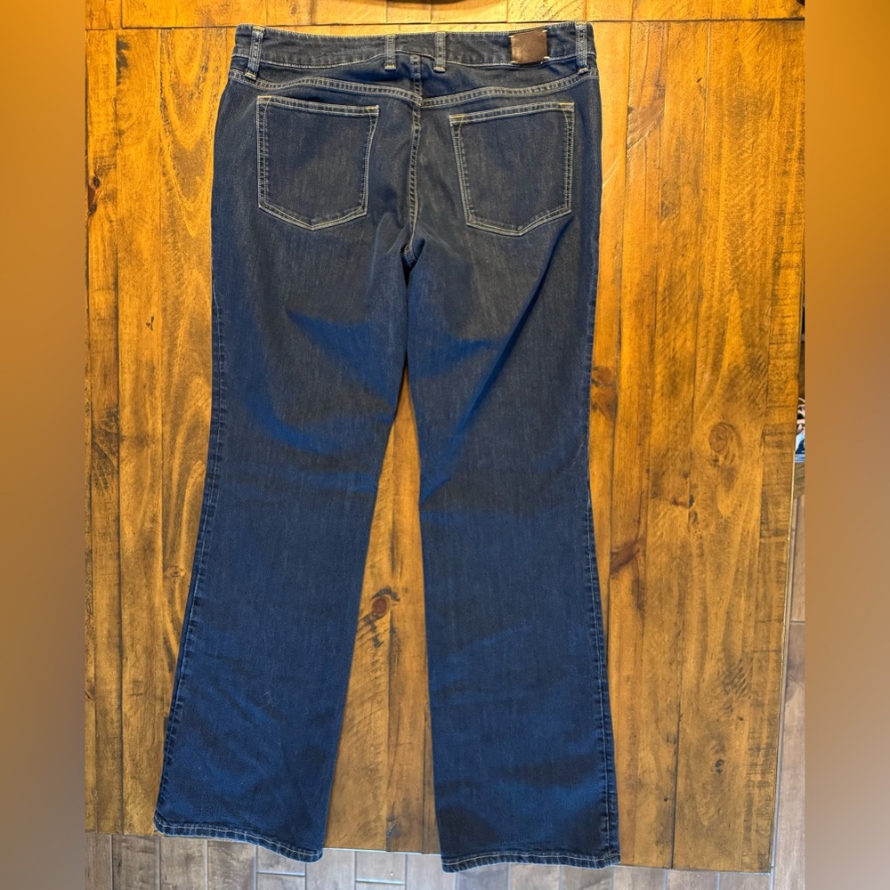 Curvy Boot Jeans - Picture 4 of 10
